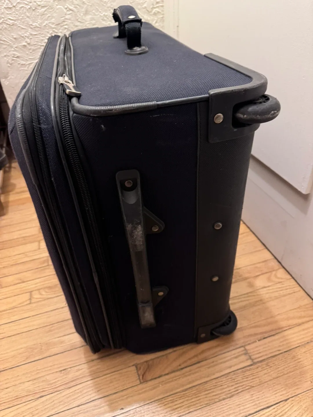Moving  sale RBH Elate ( Ricardo Brand ) Suitcase Size 28” image indicator(8)