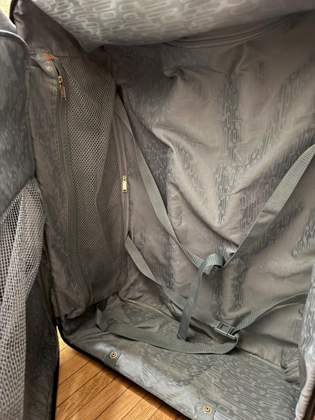 Moving  sale RBH Elate ( Ricardo Brand ) Suitcase Size 28” image indicator(10)