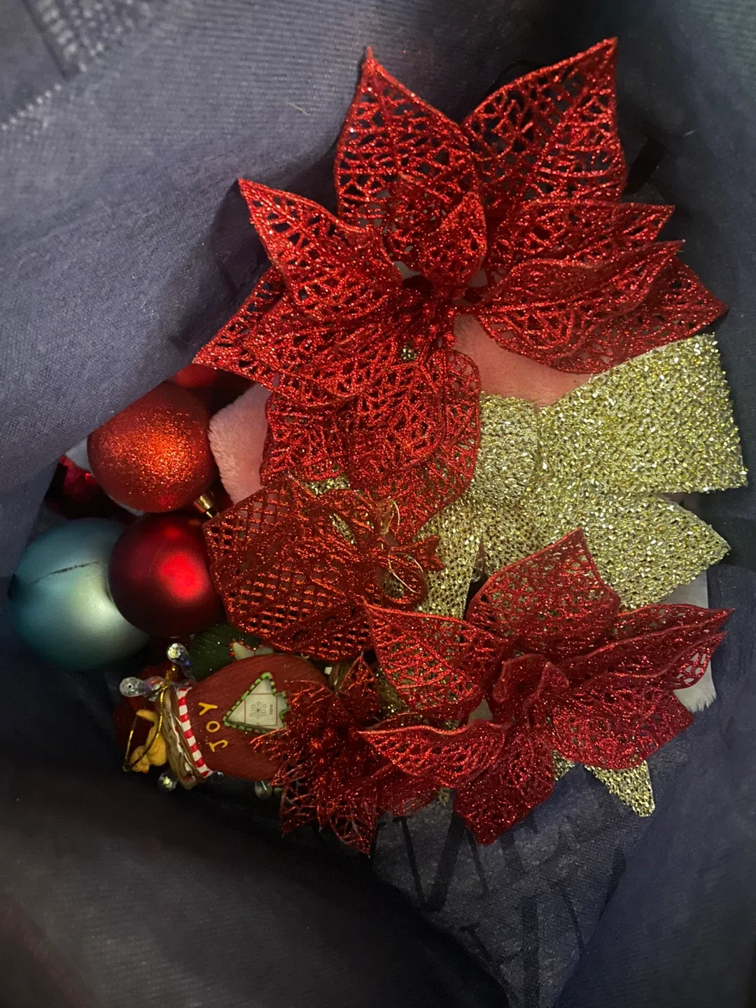 Miscellaneous Christmas decorations thumbnail