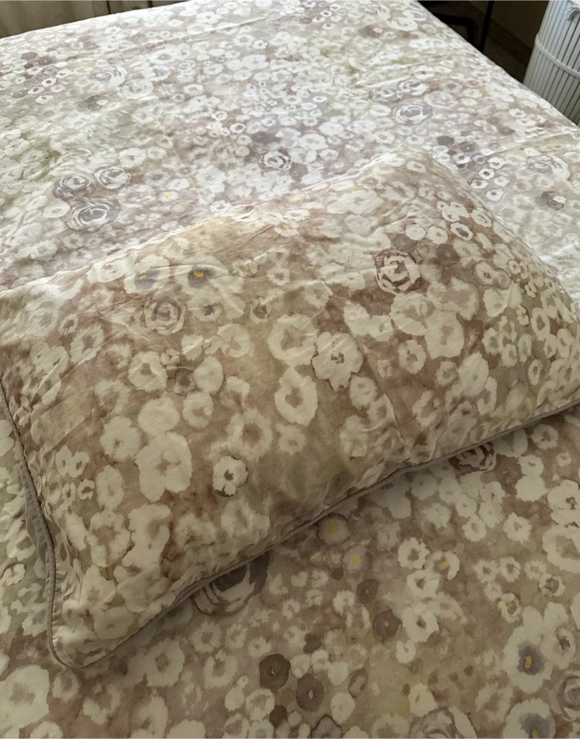 Queen-size duvet cover & two queen-size shams image indicator(3)