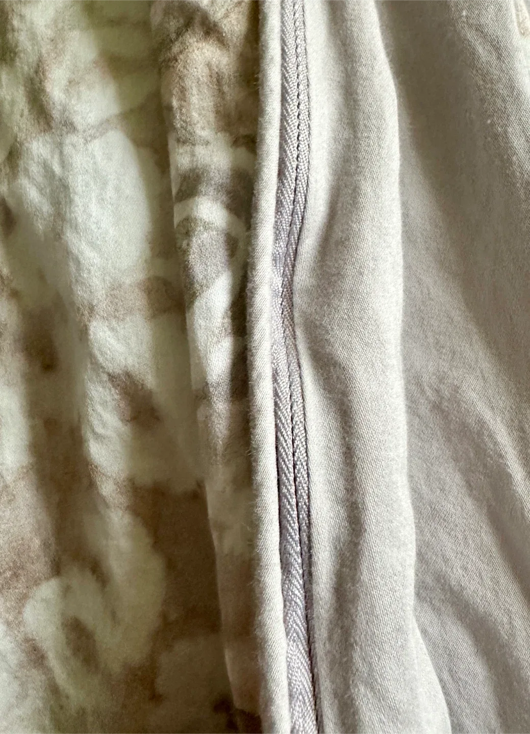 Queen-size duvet cover & two queen-size shams image indicator(5)