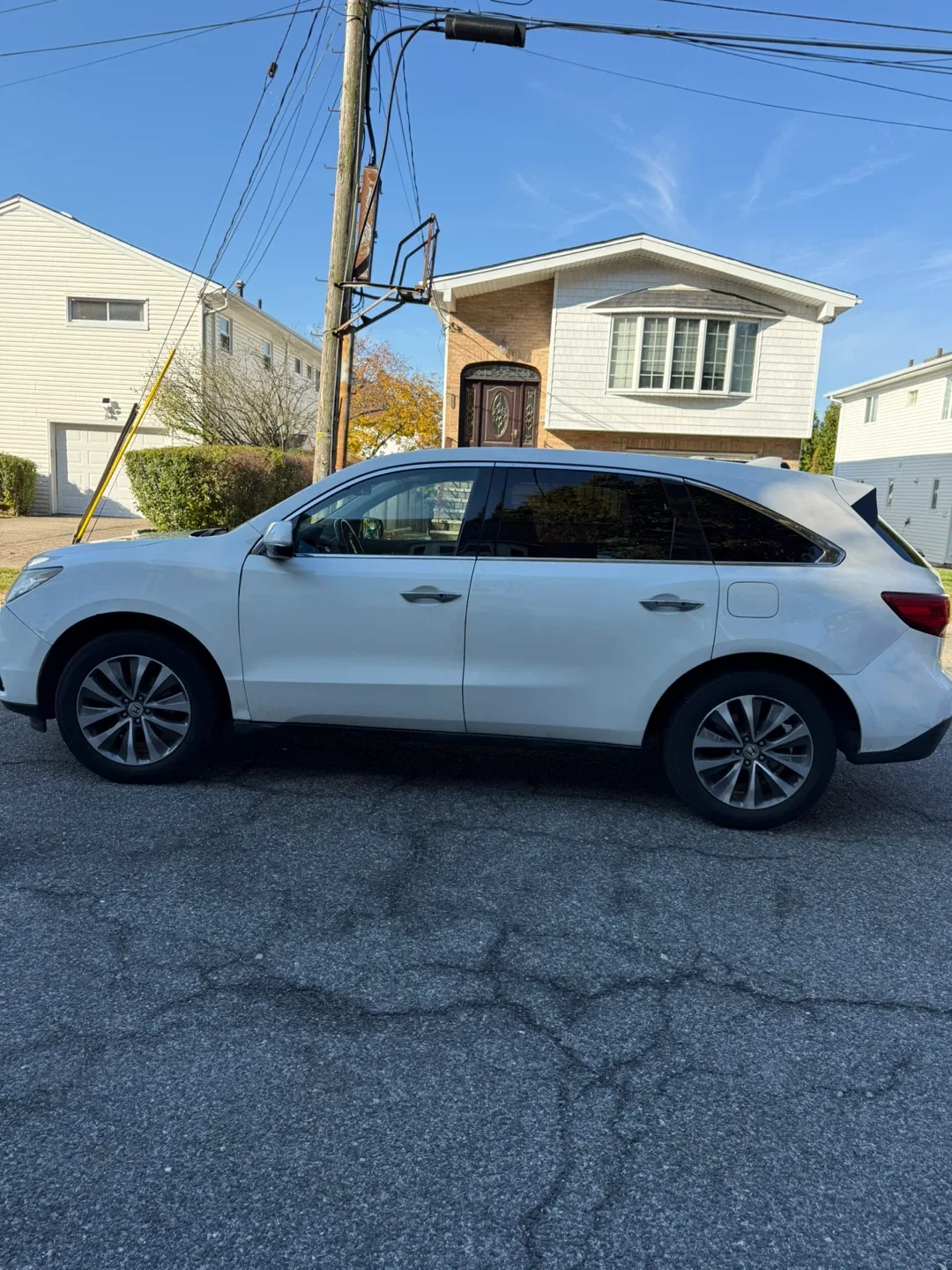 White Acura MDX SUV image indicator(4)