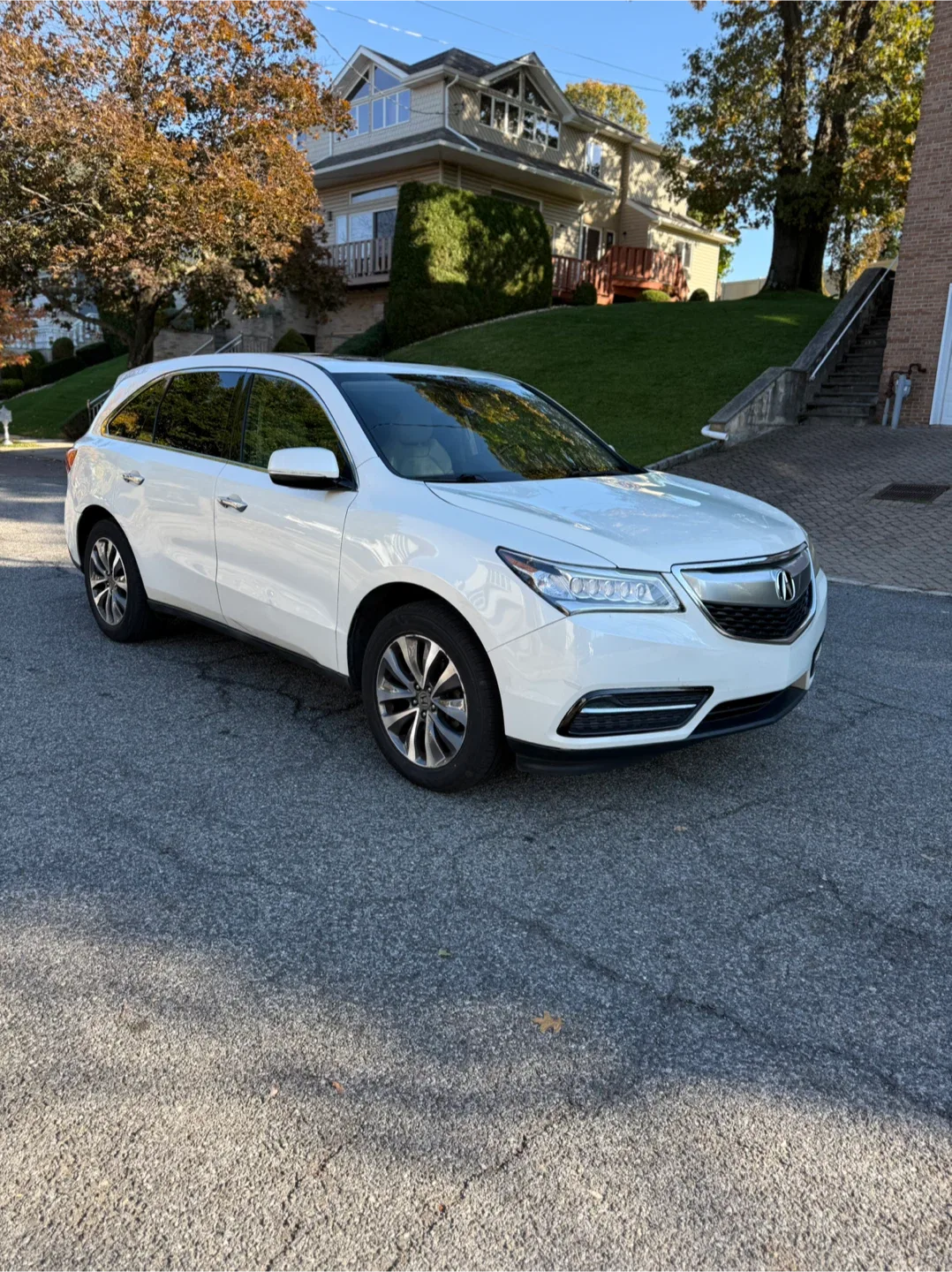 White Acura MDX SUV image indicator(2)