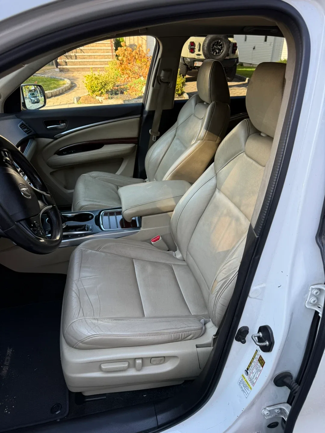 White Acura MDX SUV image indicator(10)