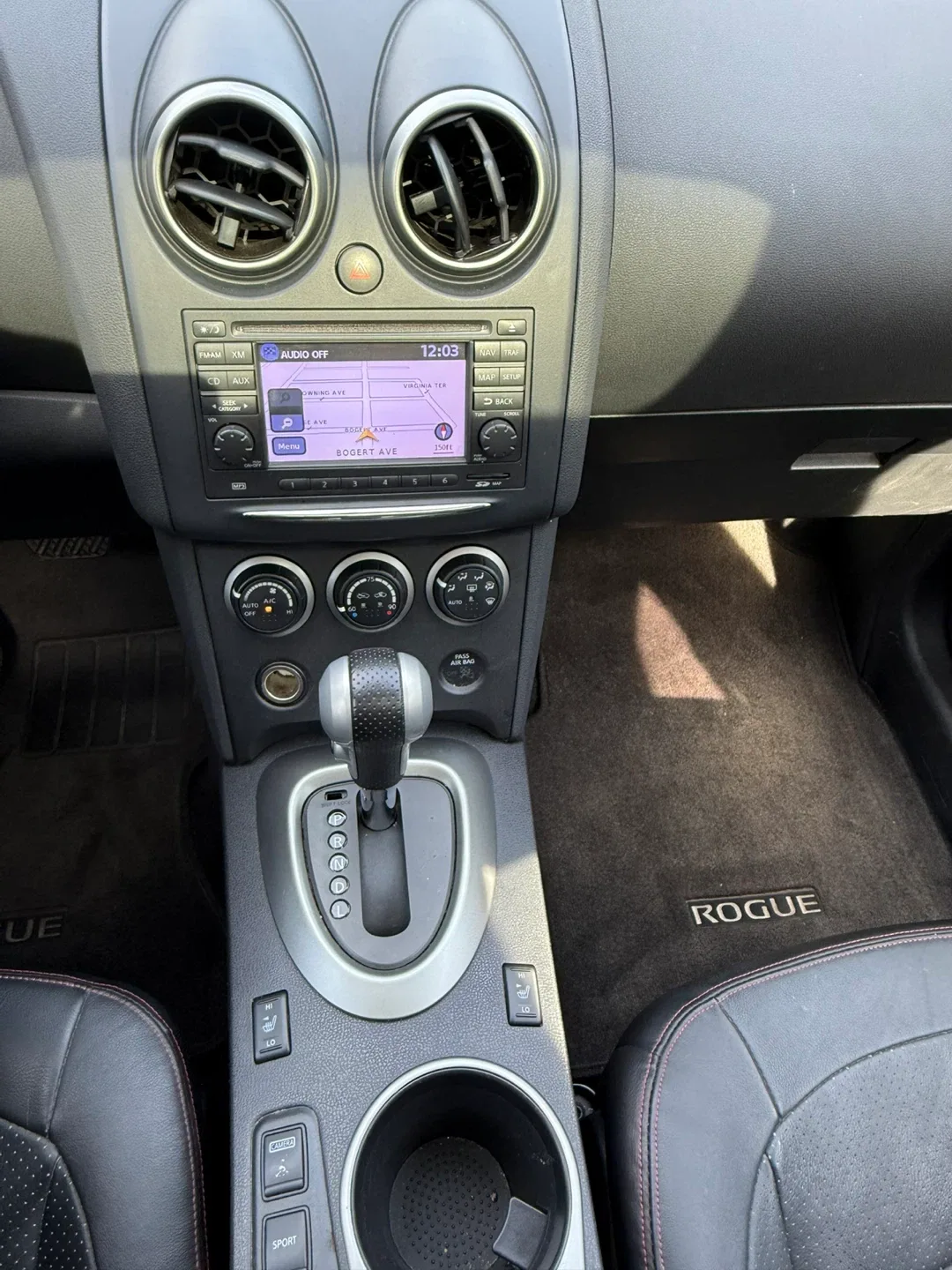 Nissan Rogue Silver SUV image indicator(5)