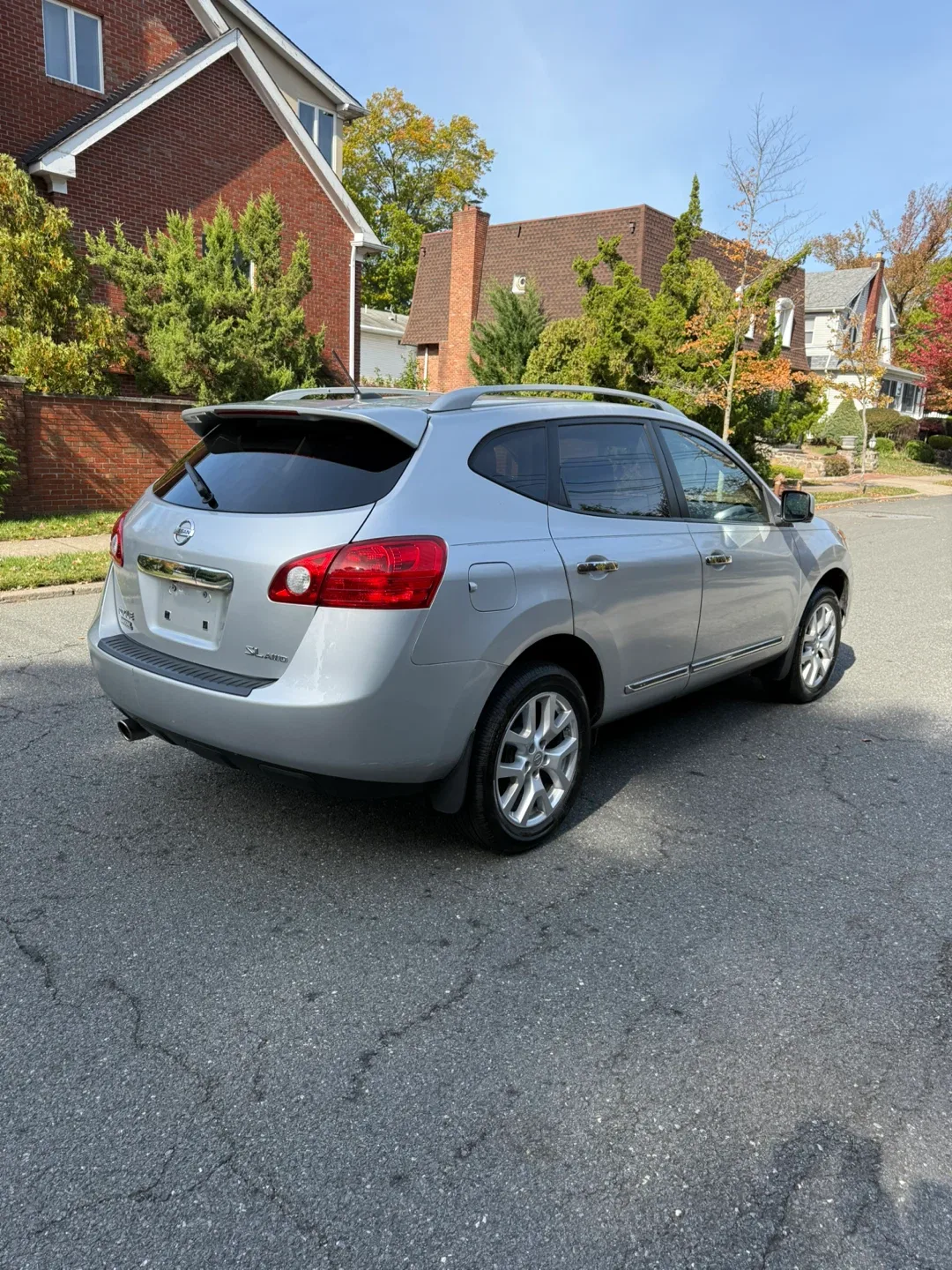 Nissan Rogue Silver SUV image indicator(3)