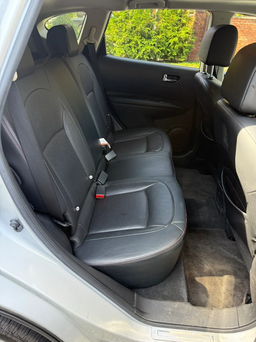 Nissan Rogue Silver SUV image indicator(6)