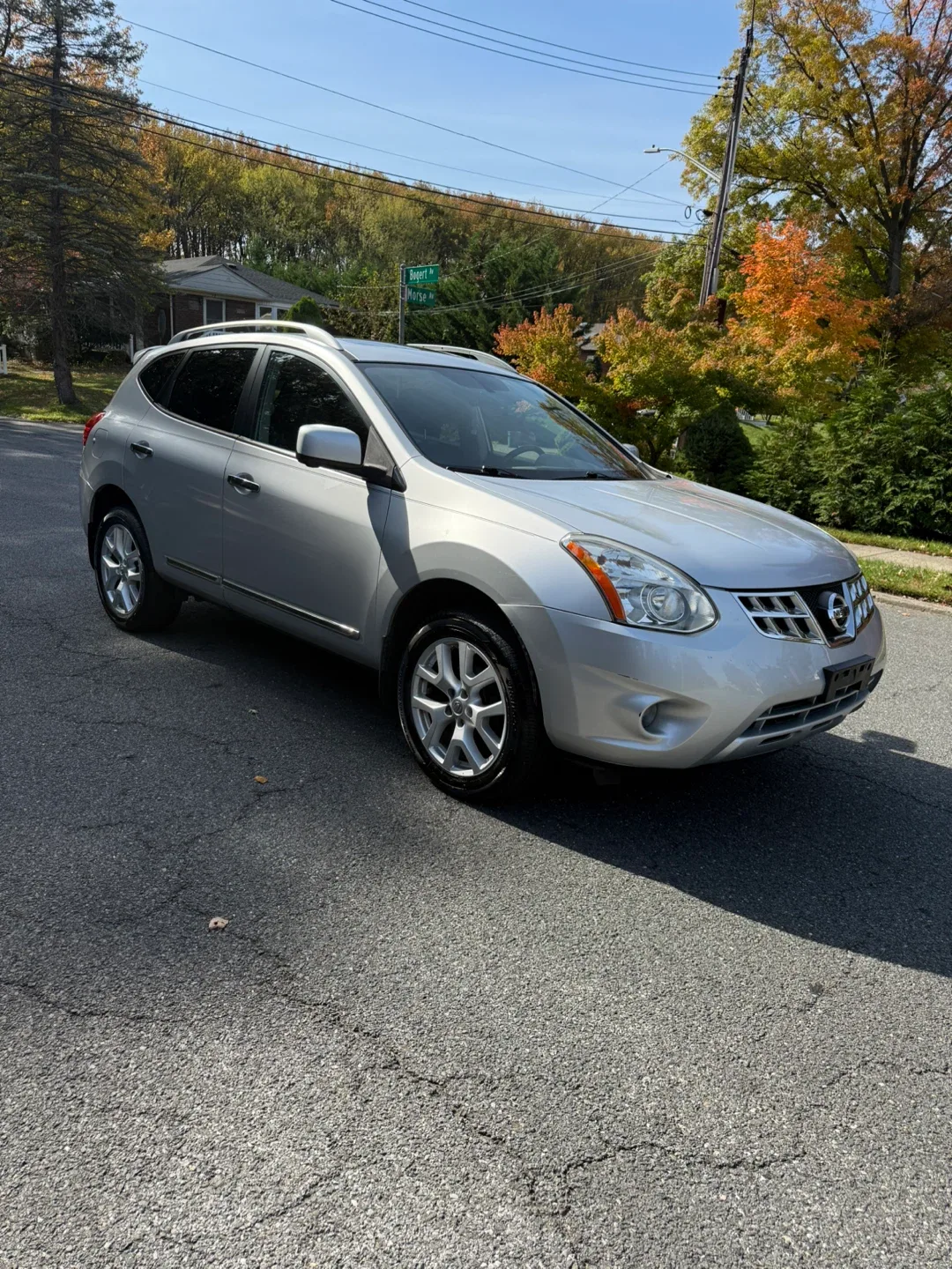 Nissan Rogue Silver SUV image indicator(2)