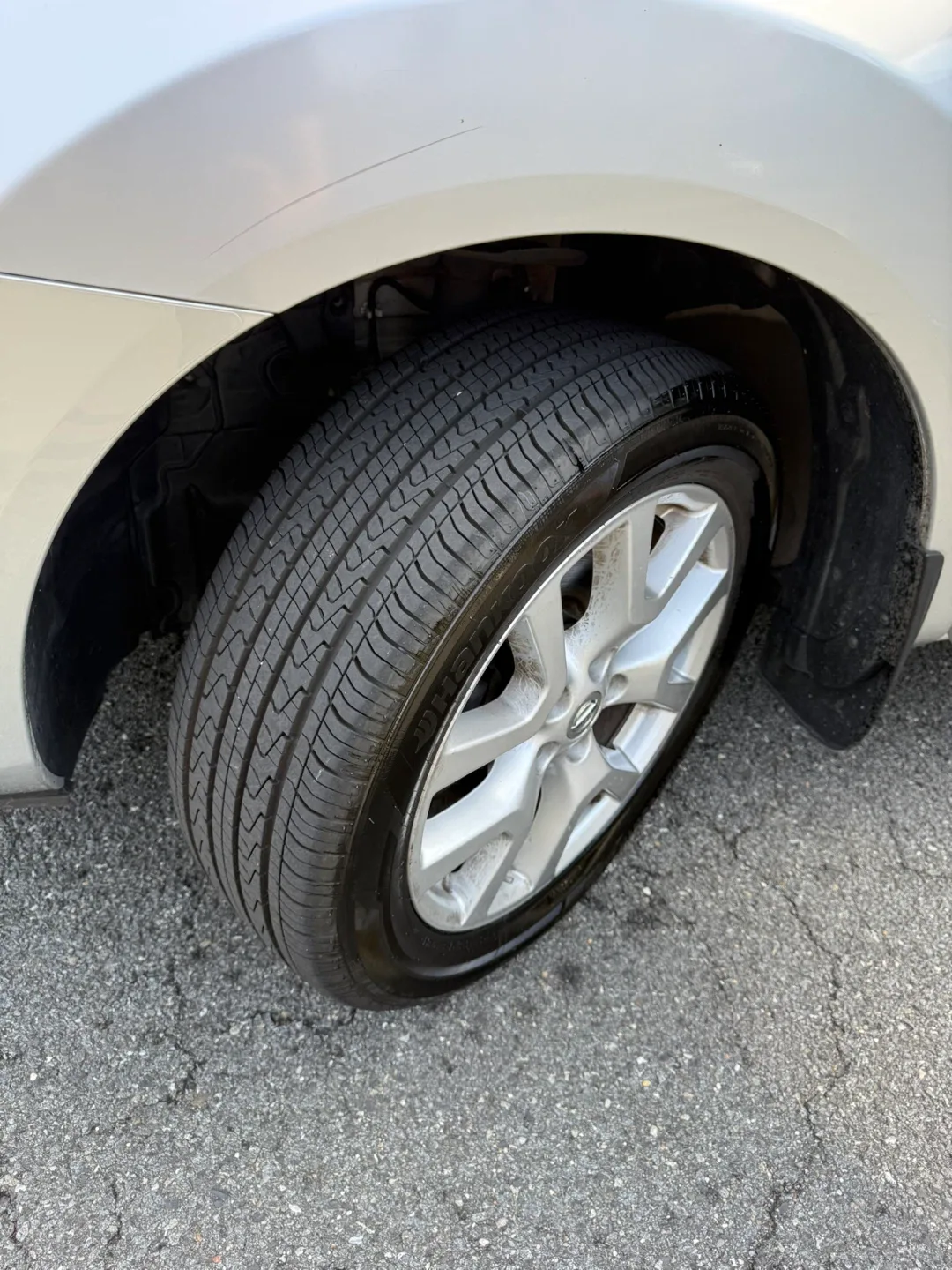 Nissan Rogue Silver SUV image indicator(8)