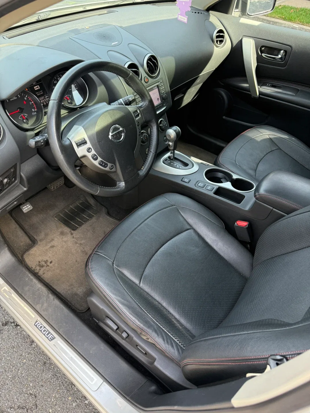 Nissan Rogue Silver SUV image indicator(10)