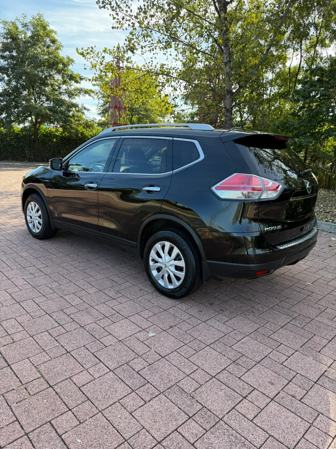 Nissan Rogue SUV - Black image indicator(4)