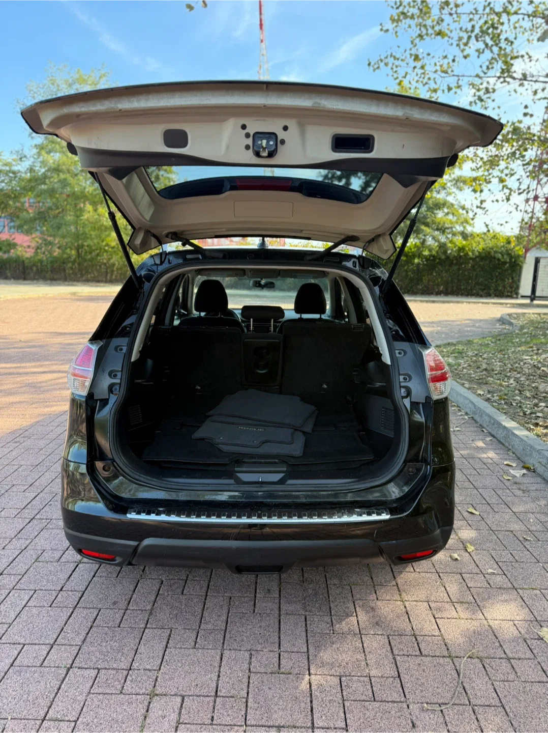 Nissan Rogue SUV - Black image indicator(9)