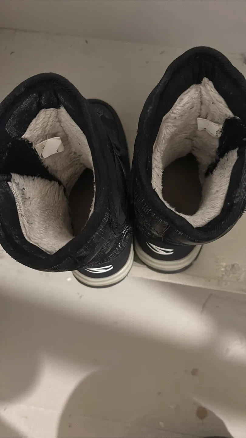 Toddler size 9 Winter Boots image indicator(3)