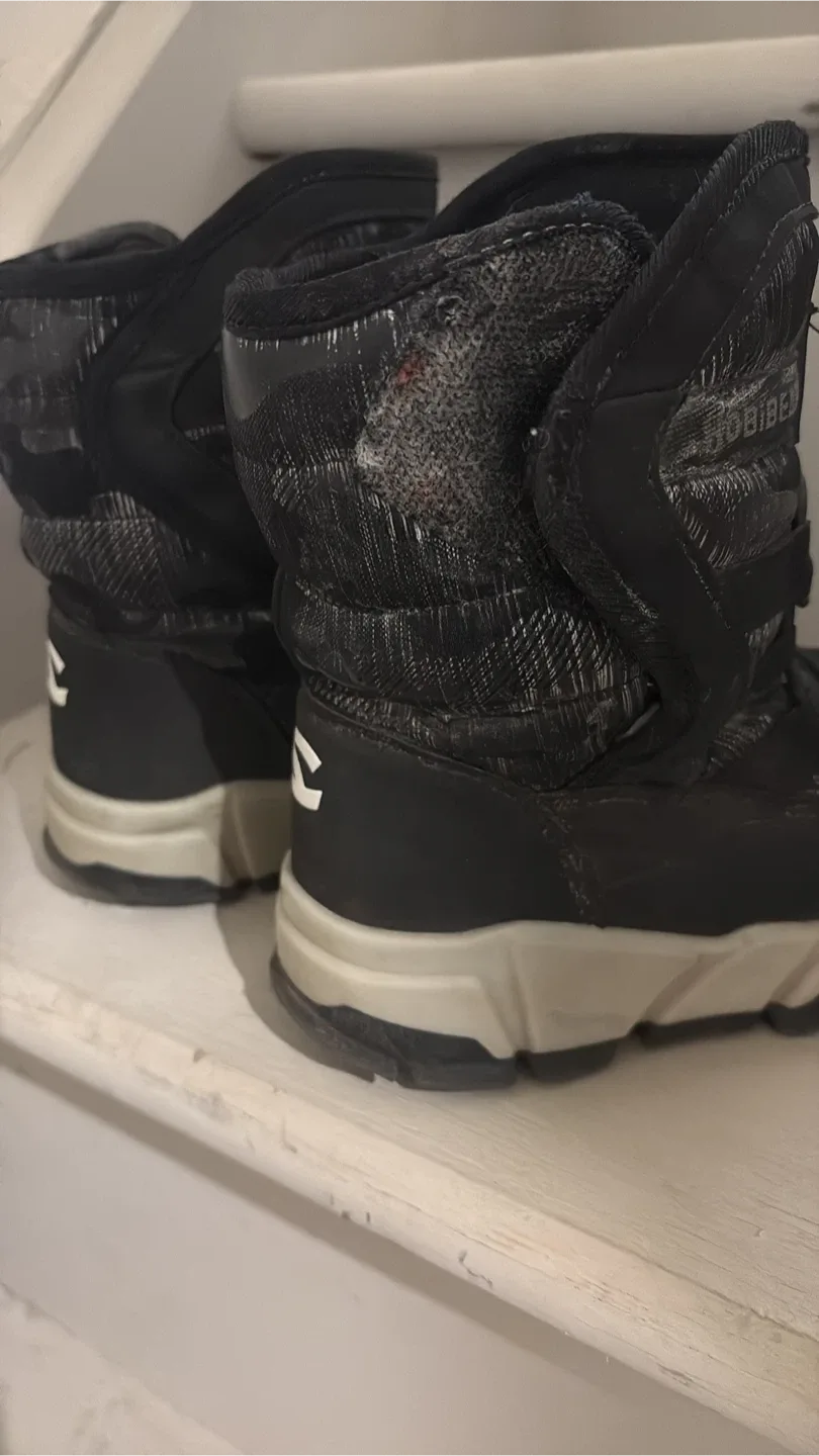 Toddler size 9 Winter Boots image indicator(2)