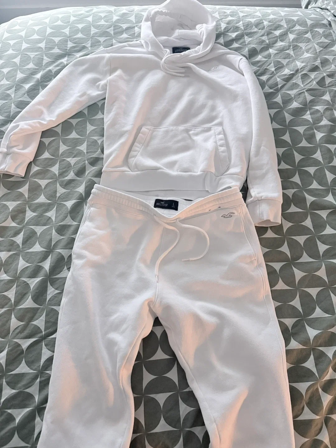 Hollister White Hoodie (M) & Sweatpants (L) Set thumbnail