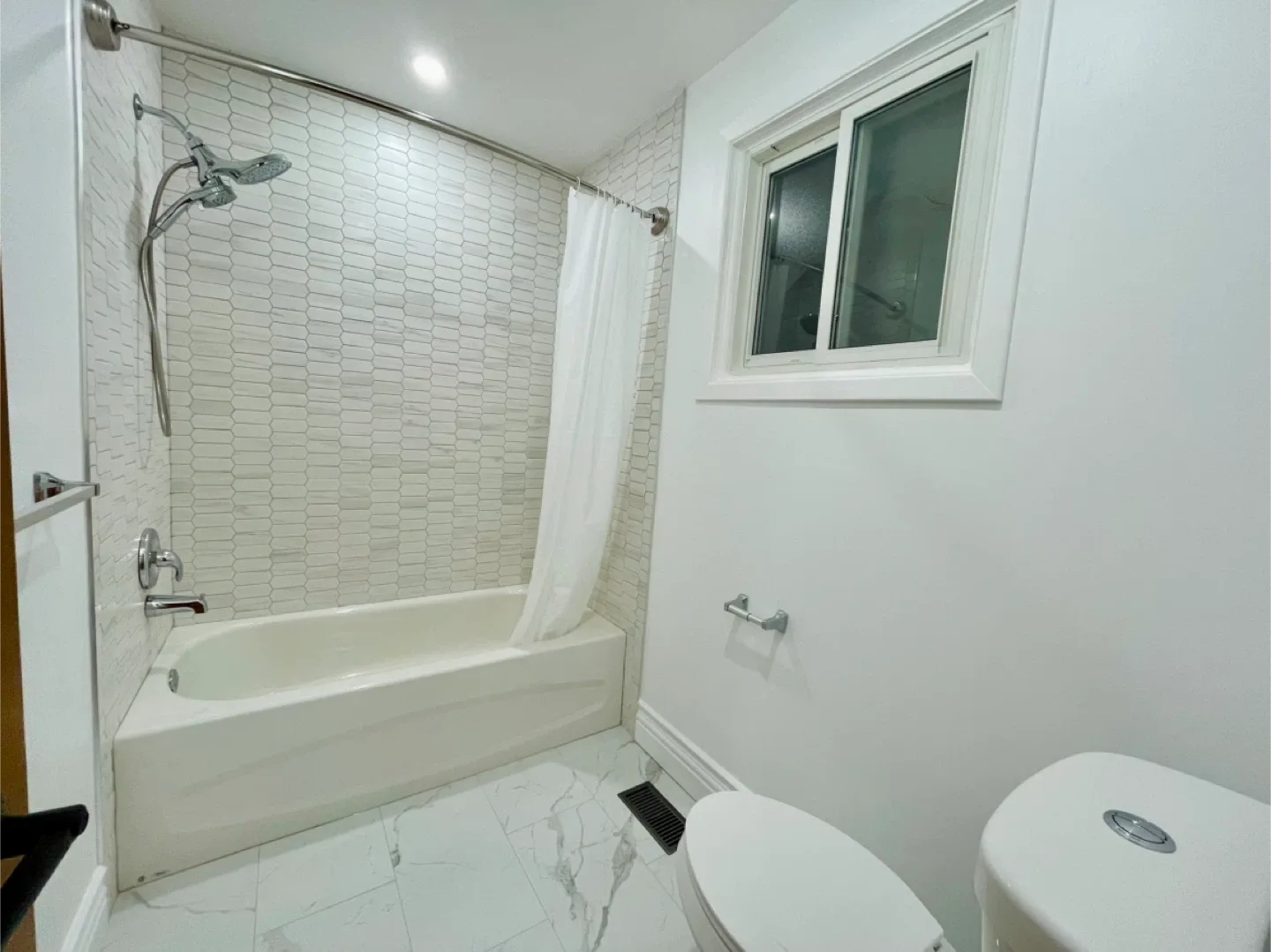 3 bed 2 bath for rent in Mississauga Lakeview image indicator(8)