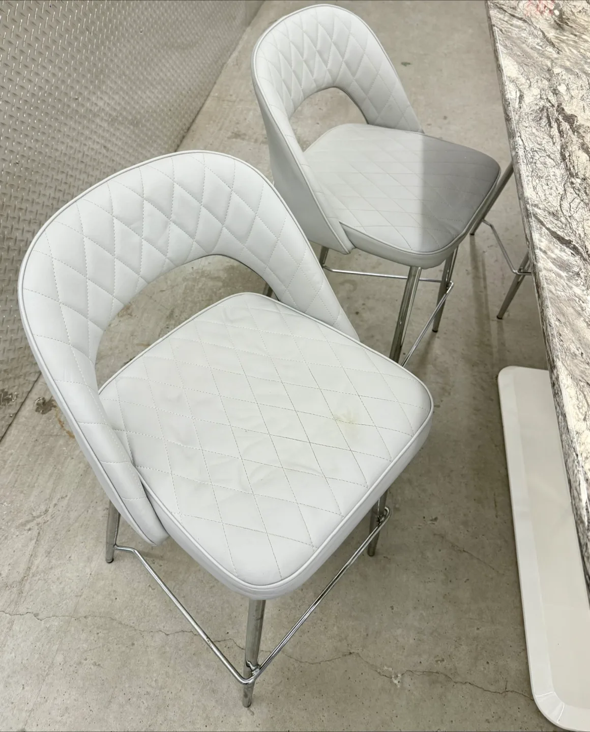 Kitchen table set in grey pub height image indicator(7)