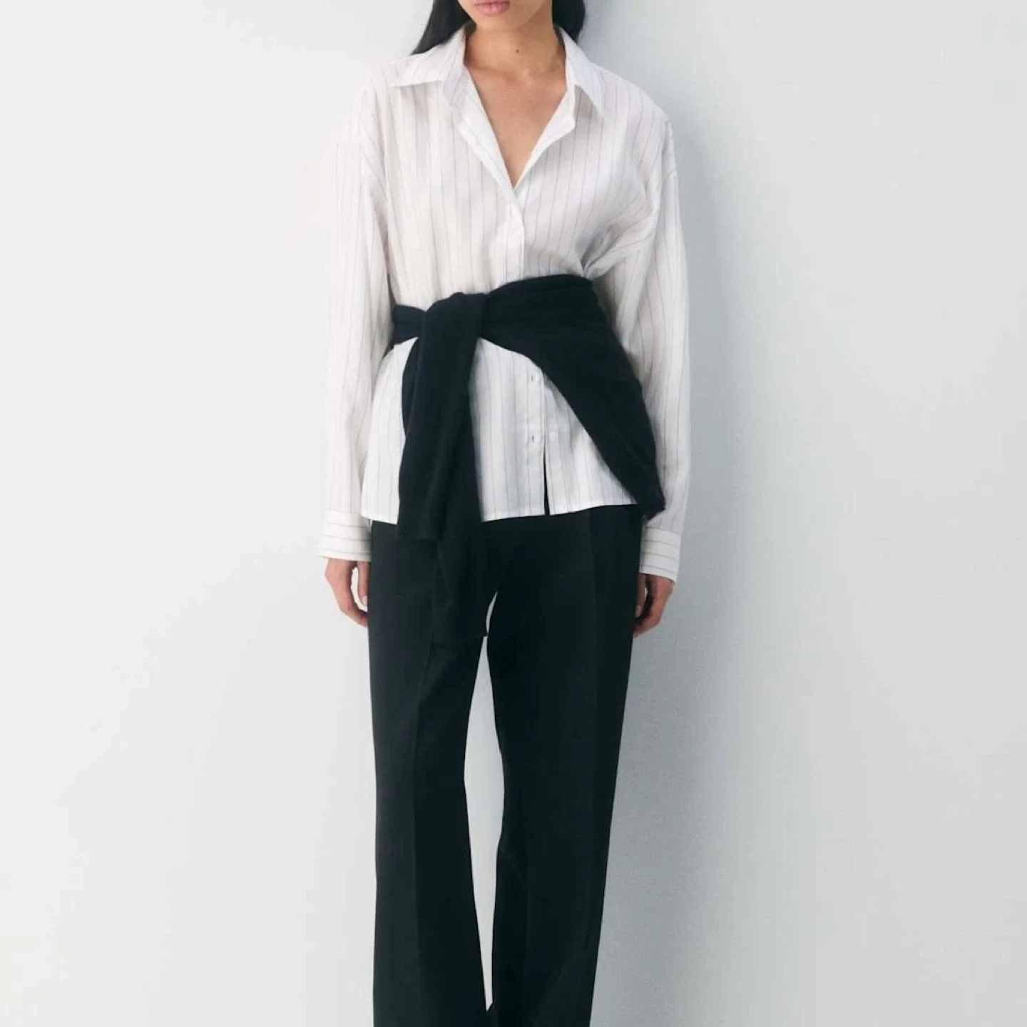 100% Cashmere Classic V-Neck Sweater image indicator(10)