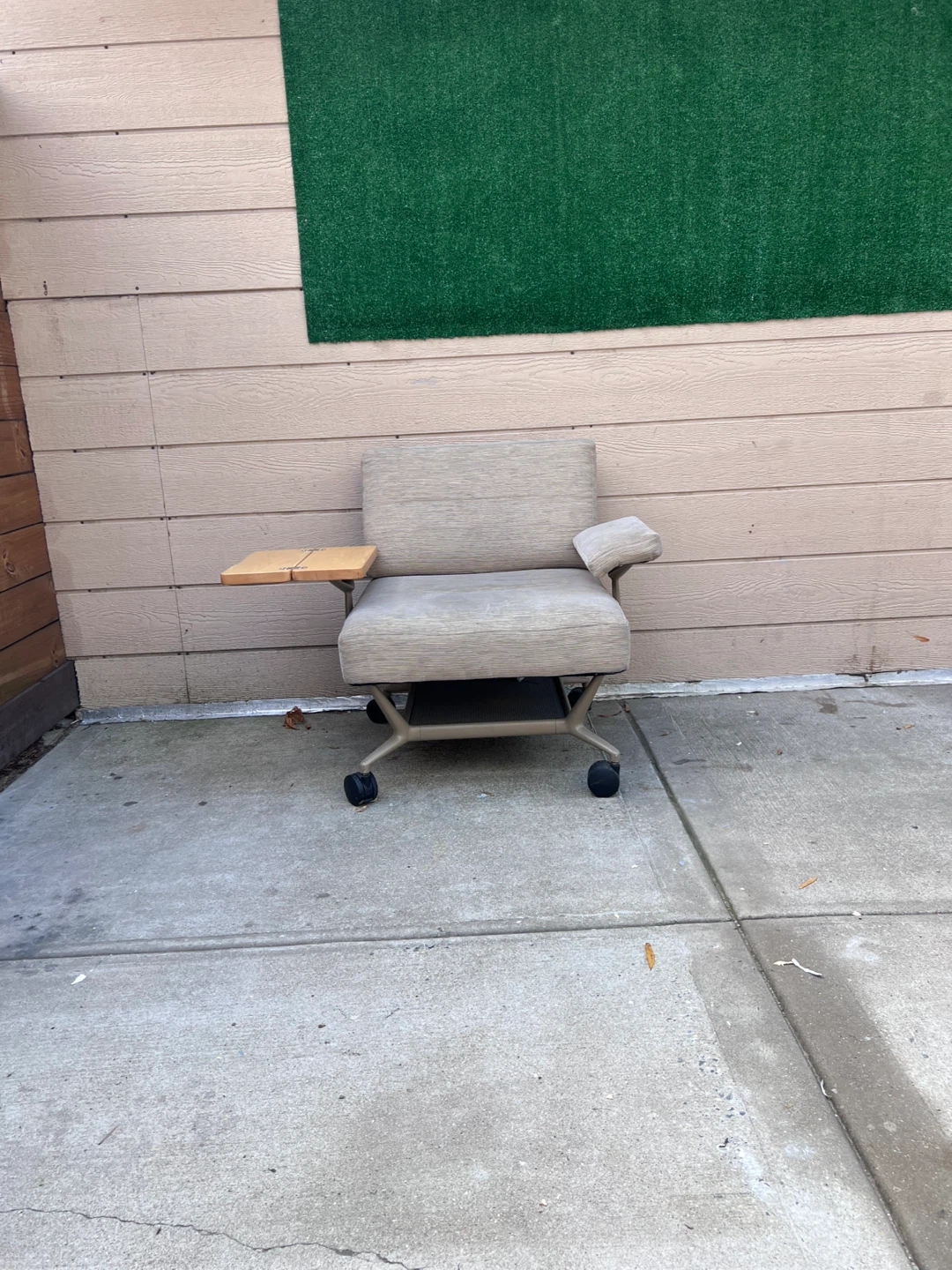 Rolling Armchair with Side Table. Silla con mesa.