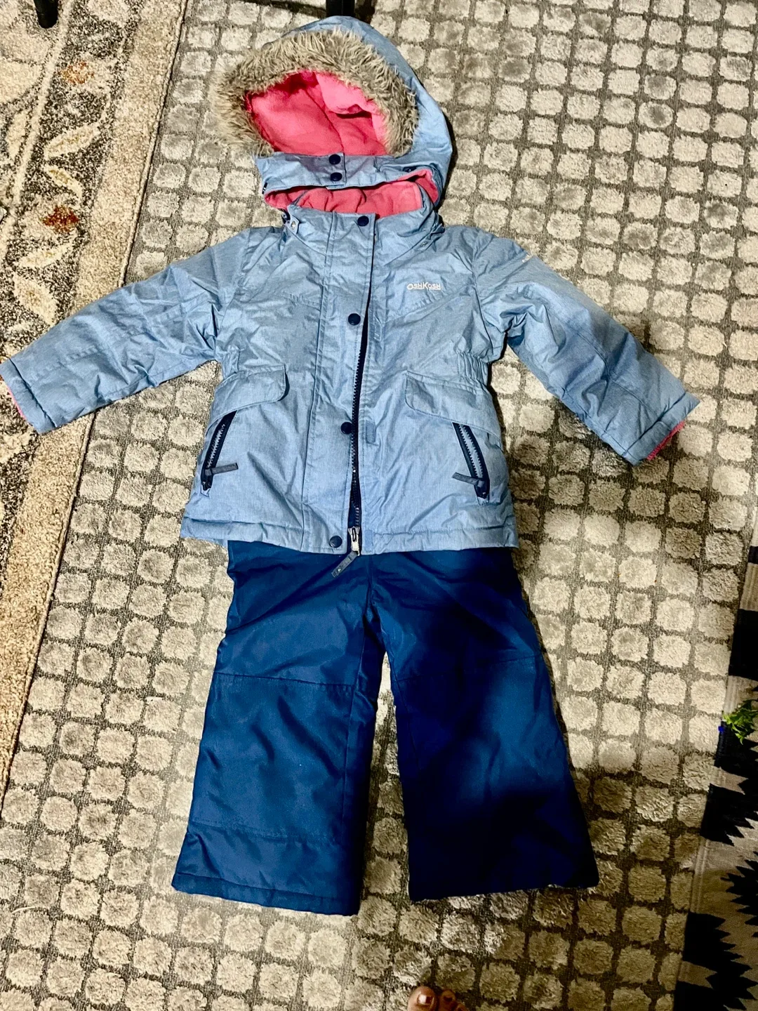 OshKosh B'gosh Snowsuit - Size 4T image indicator(2)