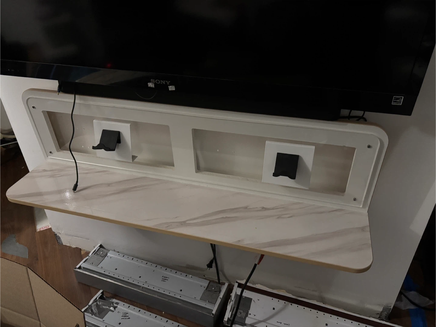 Wall mounted TV shelf