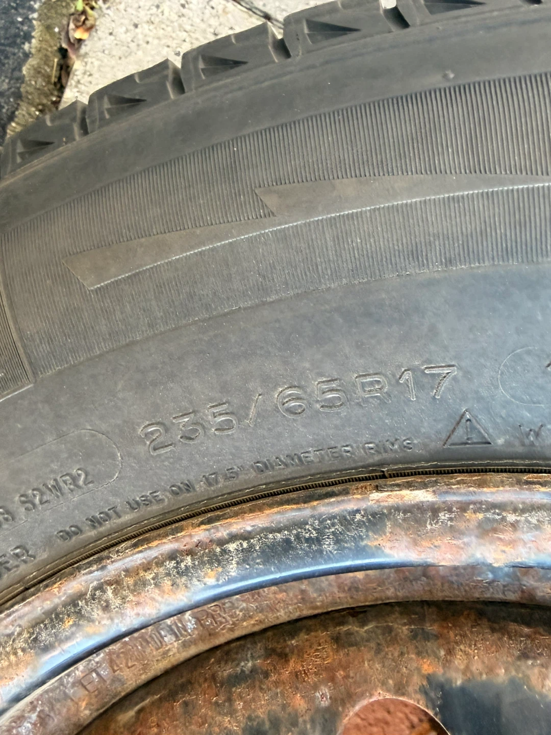 Set of 4 Michelin X-ice winter tires on Steel Rims - 235/65R17 - photo 2
