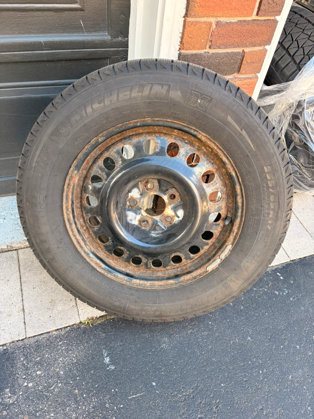 Set of 4 Michelin X-ice winter tires on Steel Rims - 235/65R17