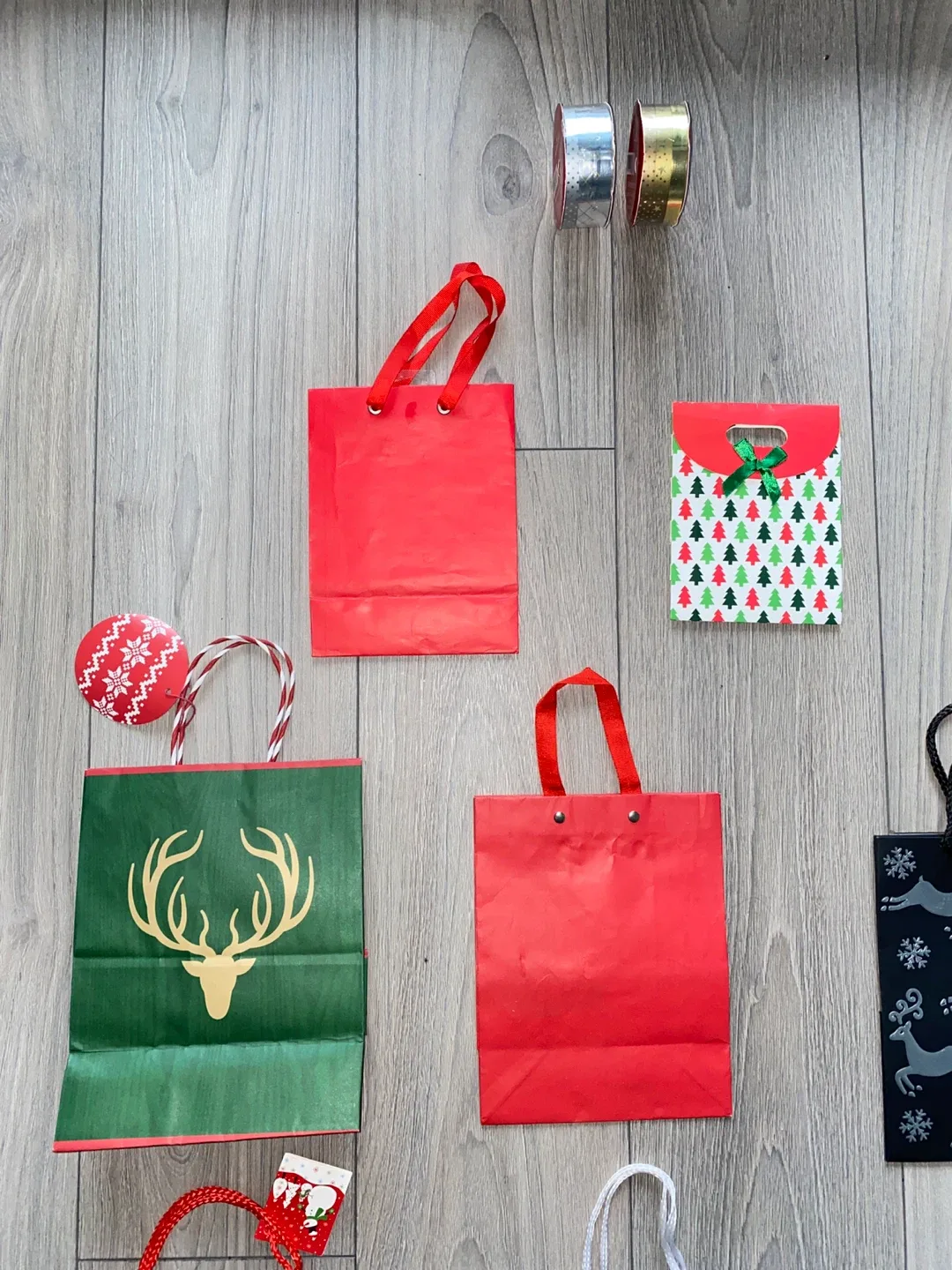 Christmas Supplies Bundle - Gift Bags, Roll & Decorative Ribbons image indicator(4)