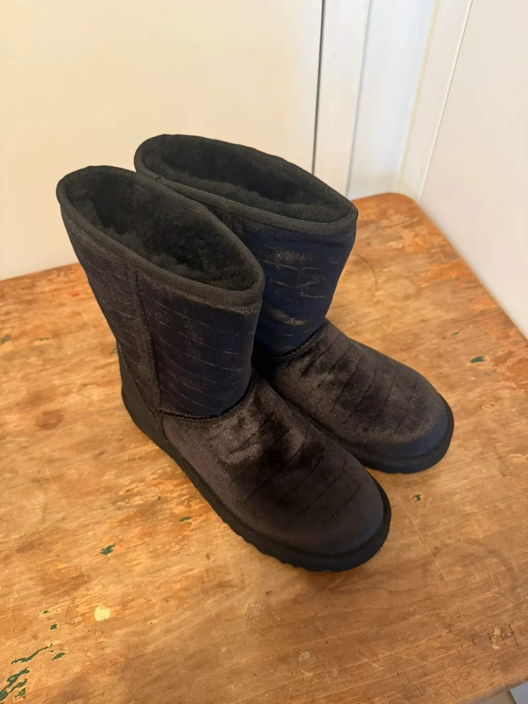 WOMEN’S UGG Black Velvet Boots - Size 7 image indicator(2)