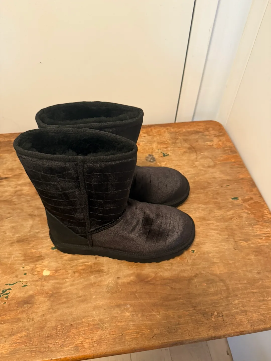 WOMEN’S UGG Black Velvet Boots - Size 7 image indicator(3)
