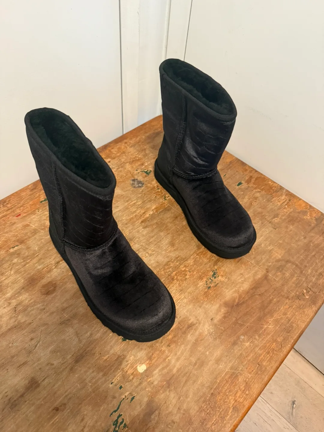 WOMEN’S UGG Black Velvet Boots - Size 7 image indicator(9)