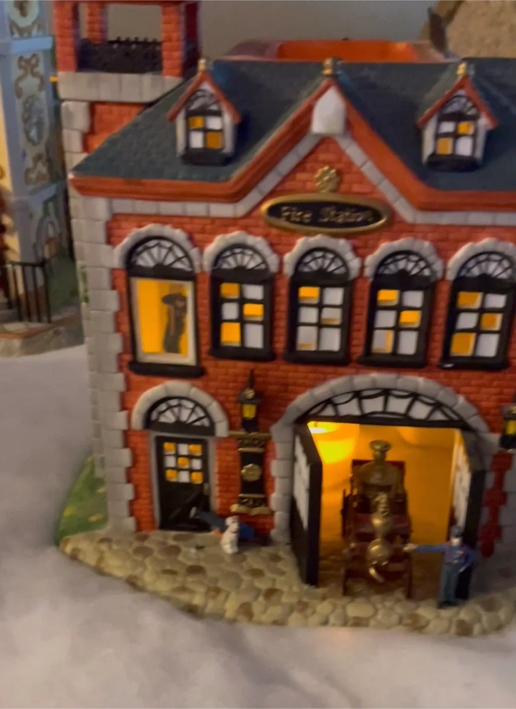 Partylite Olde World Christmas Village image indicator(3)