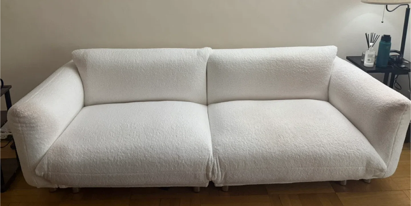 White sofa image indicator(2)