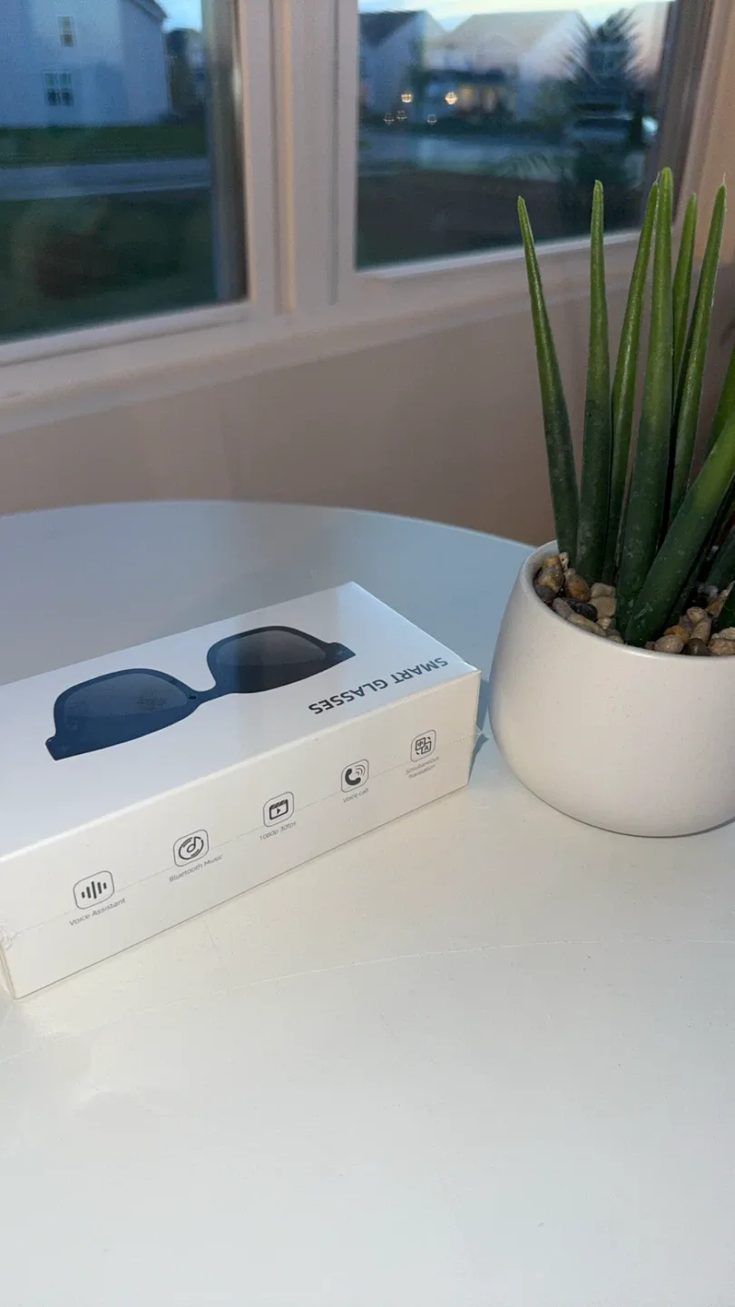 Smart Glasses (New in Box) image indicator(3)
