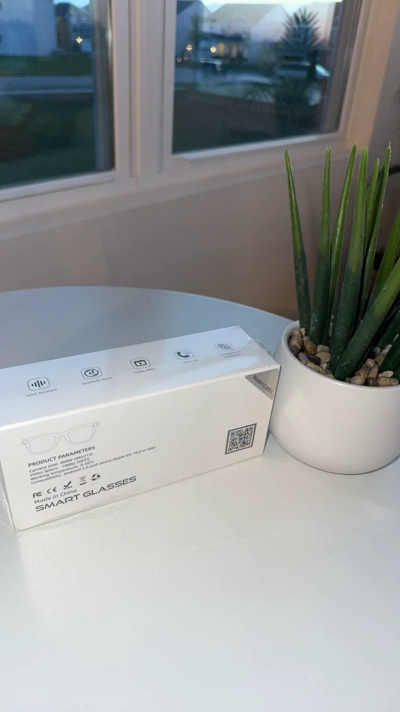 Smart Glasses (New in Box) image indicator(4)