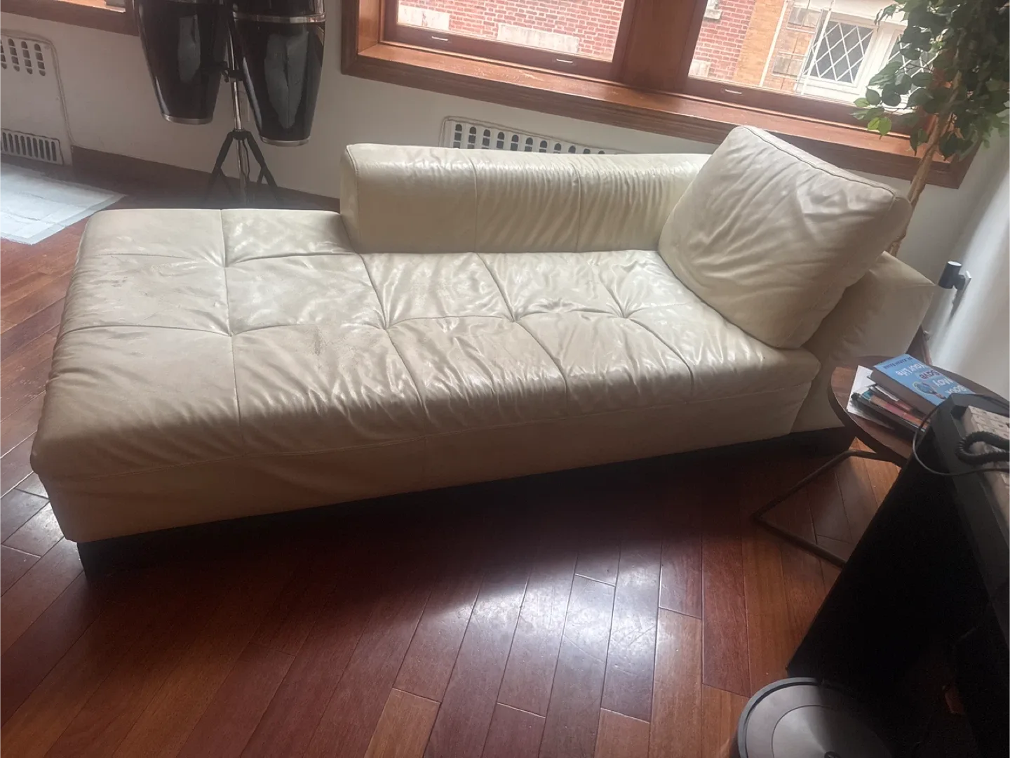 Cream Leather Chaise Lounge image indicator(2)