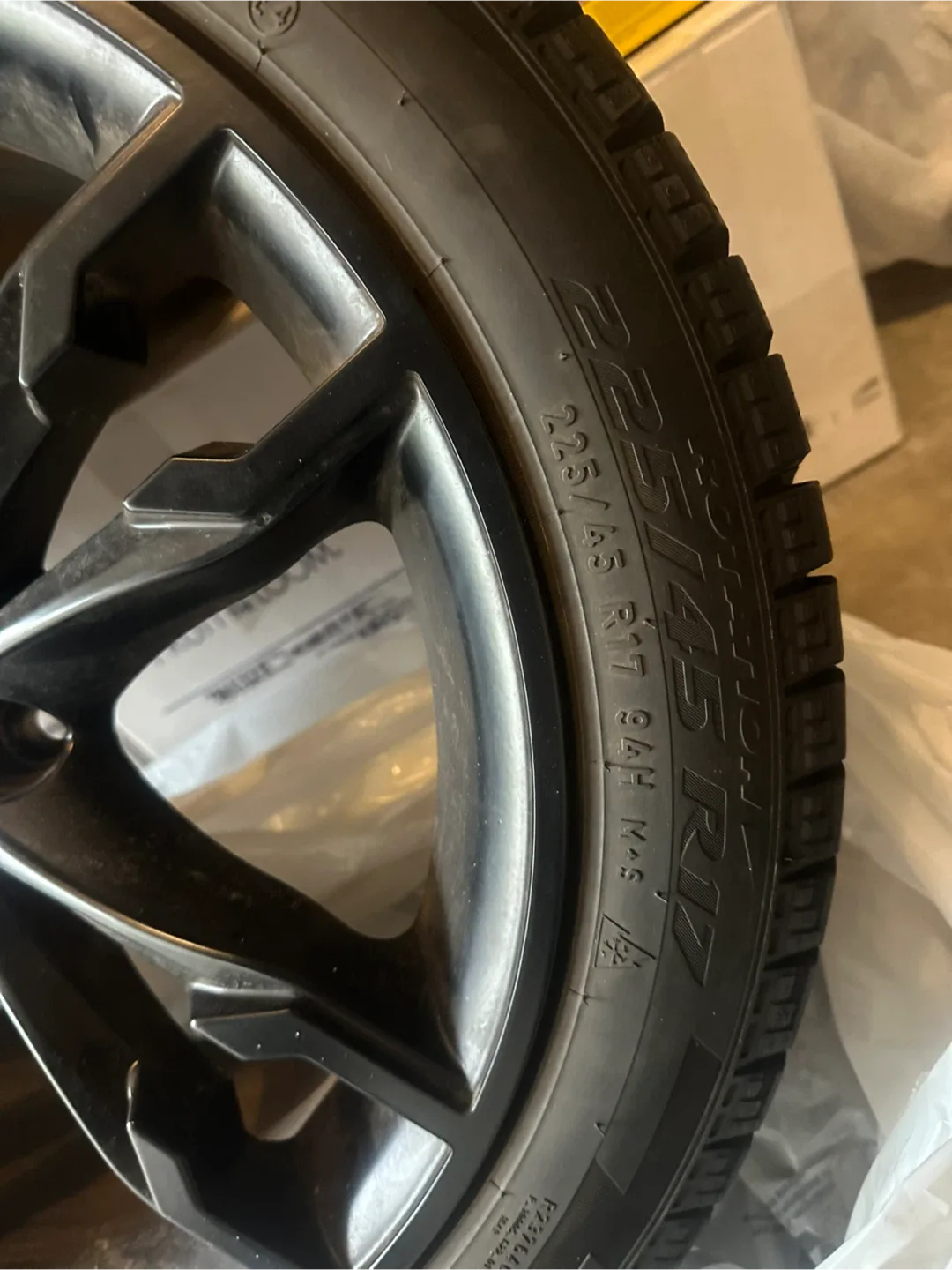 BMW 225/45 R17 Winter Tire on Rim image indicator(3)