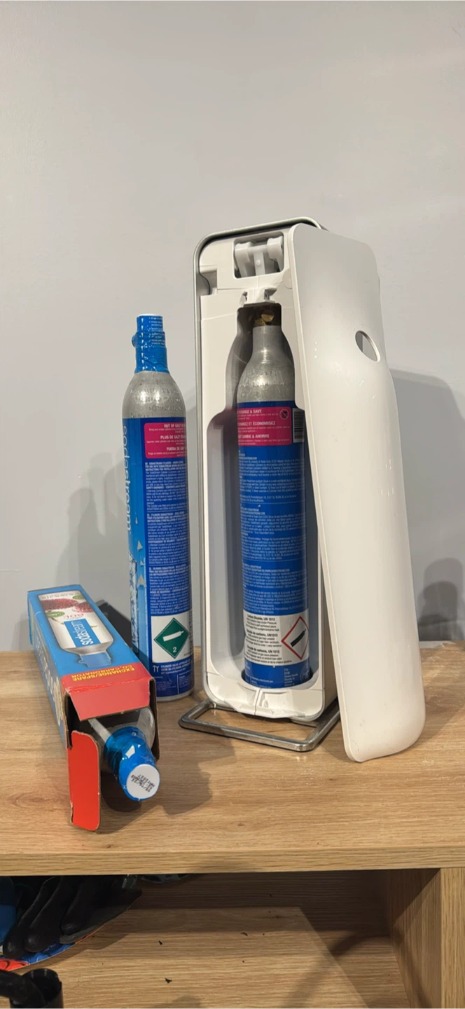 Sodastream Jet with 3 CO₂ Tanks (2 full) + 3 Bottles - photo 4