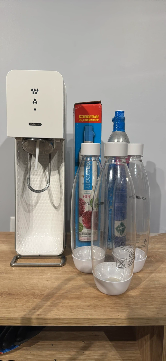 Sodastream Jet with 3 CO₂ Tanks (2 full) + 3 Bottles