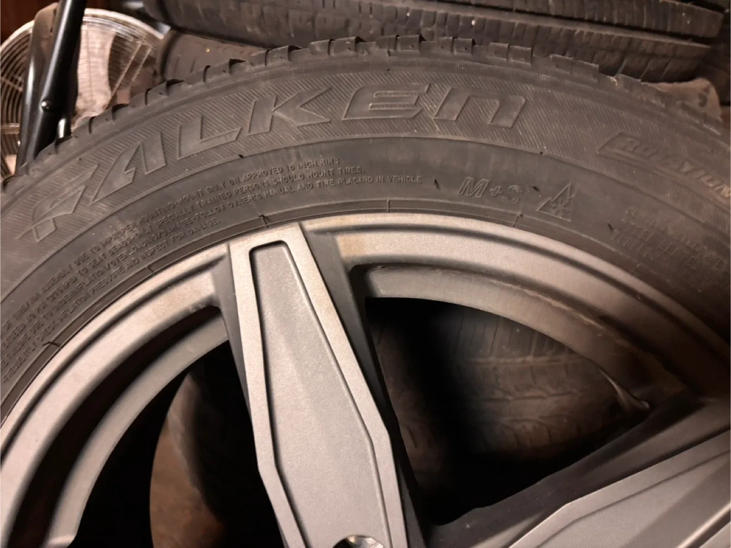Euro Winter Tire on Alloy Rim image indicator(6)