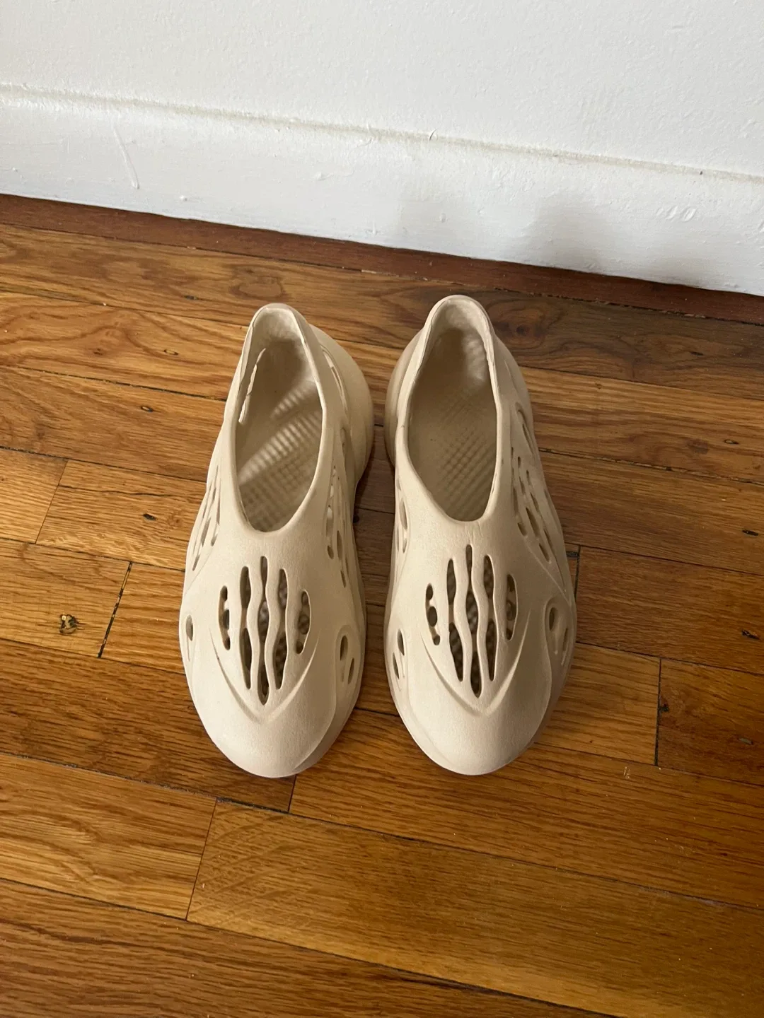 Adidas Yeezy Foam Runner Size 6 image indicator(2)