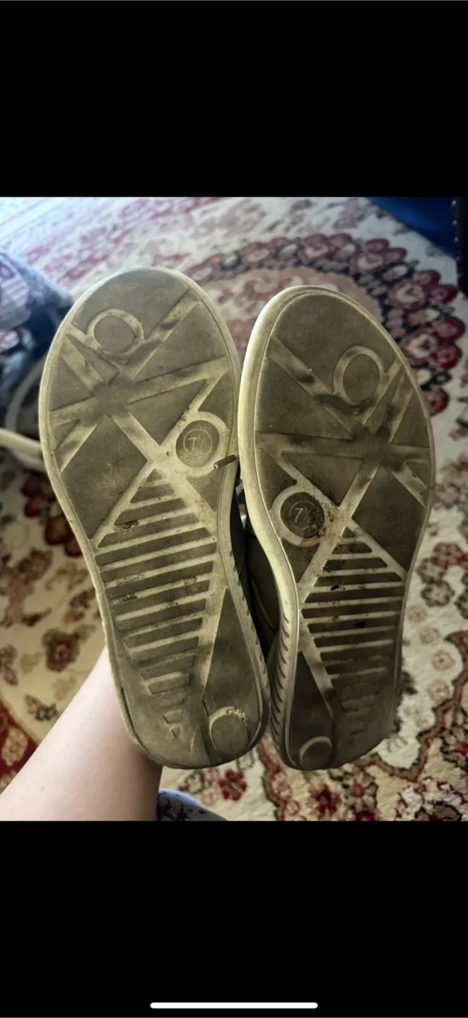 Shoes bundle-4 pairs image indicator(4)