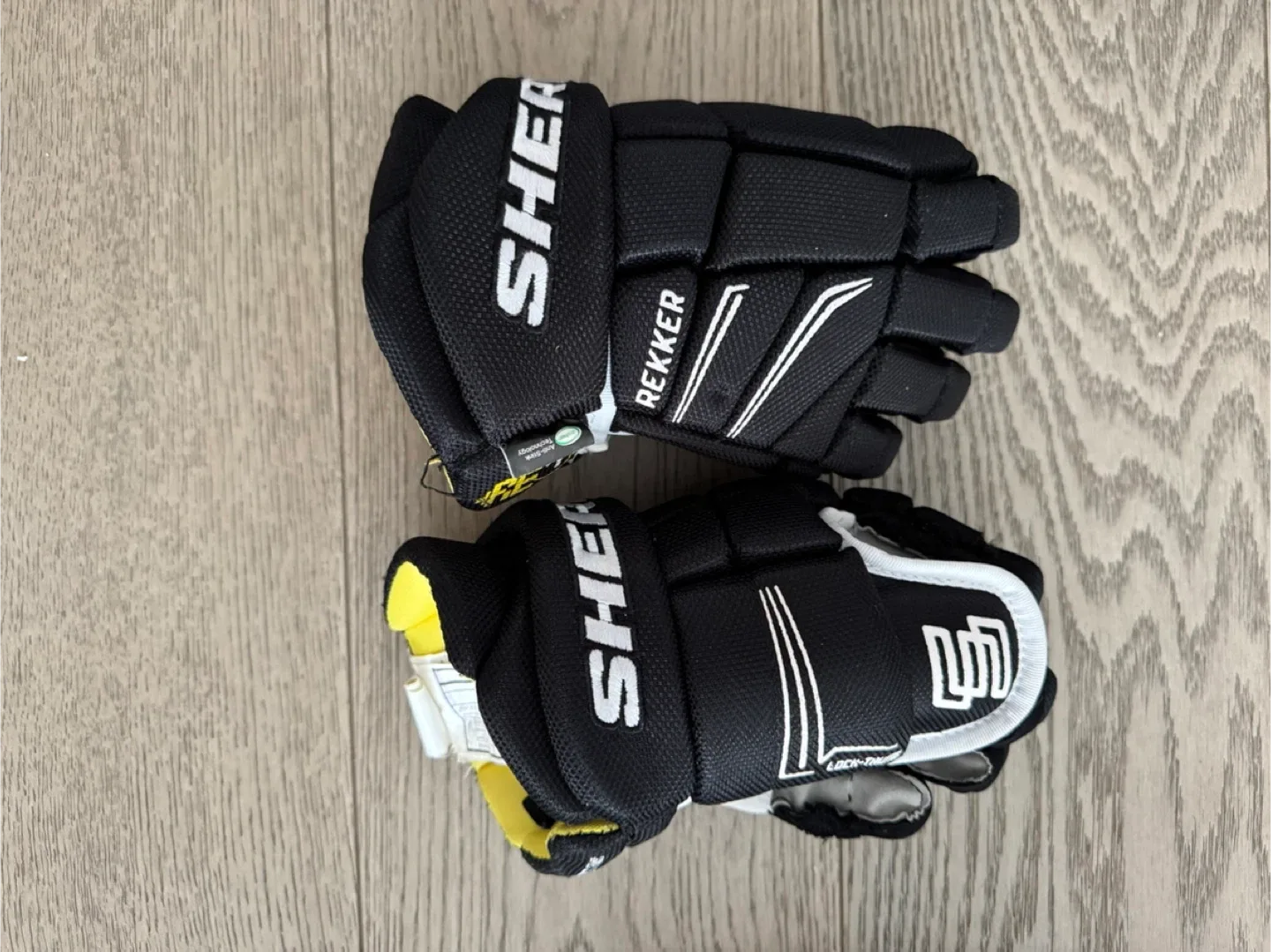 Sher-Wood Rekker Hockey Gloves & Easton Shin Pads image indicator(3)