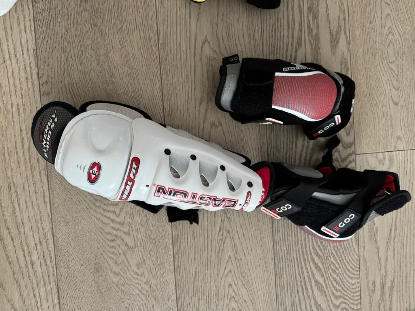 Sher-Wood Rekker Hockey Gloves & Easton Shin Pads image indicator(4)