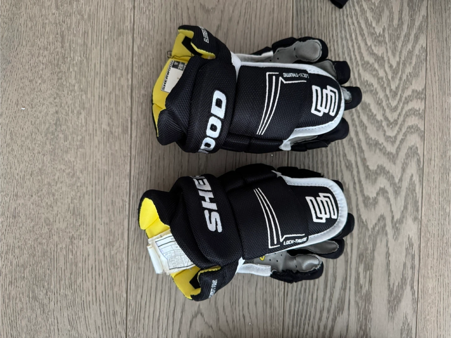 Sher-Wood Rekker Hockey Gloves & Easton Shin Pads - photo 2