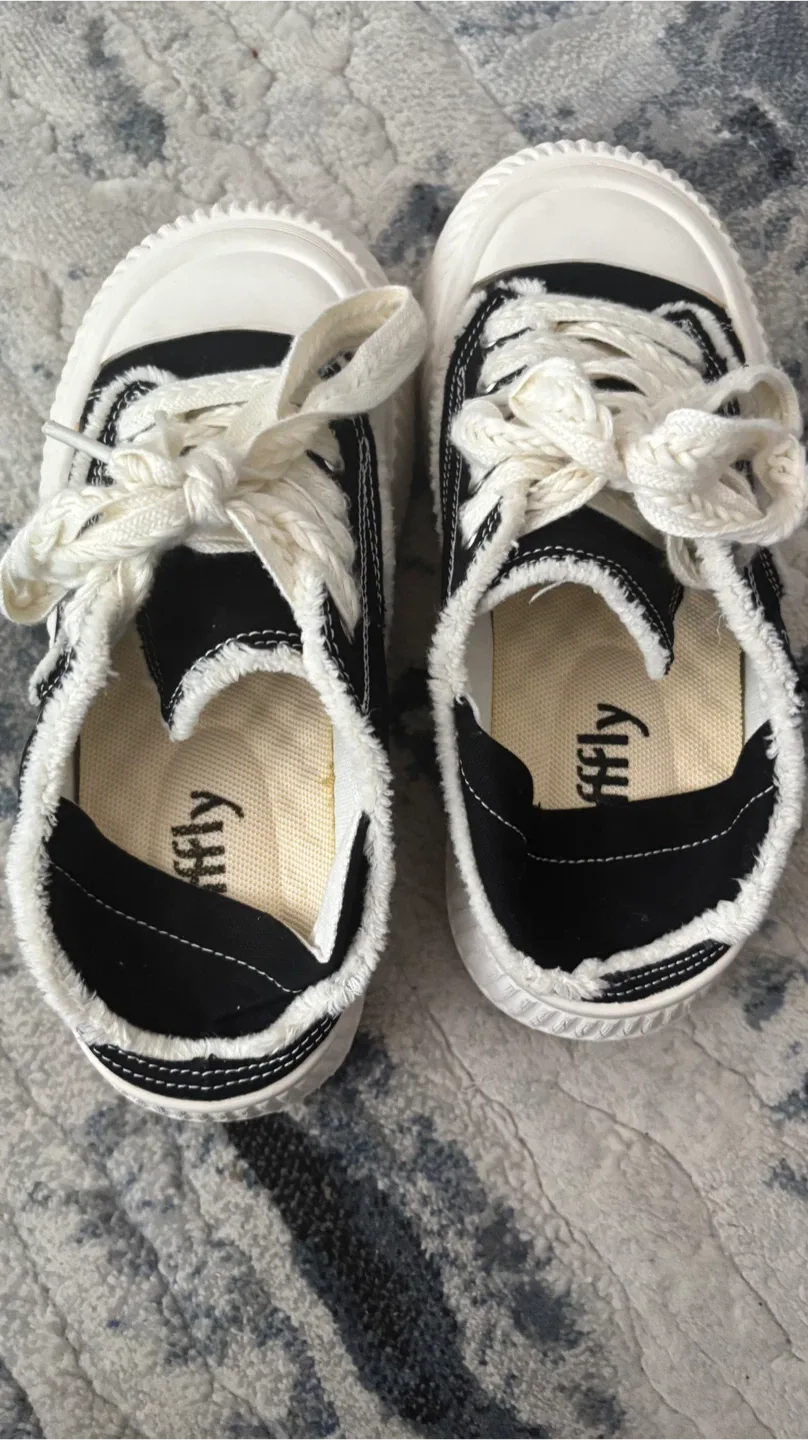 Jiffly Black & White Sneakers image indicator(3)