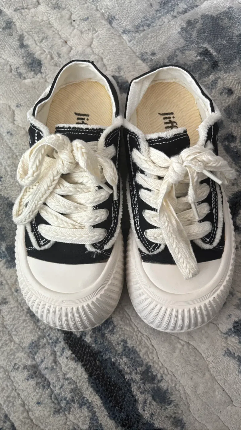 Jiffly Black & White Sneakers
