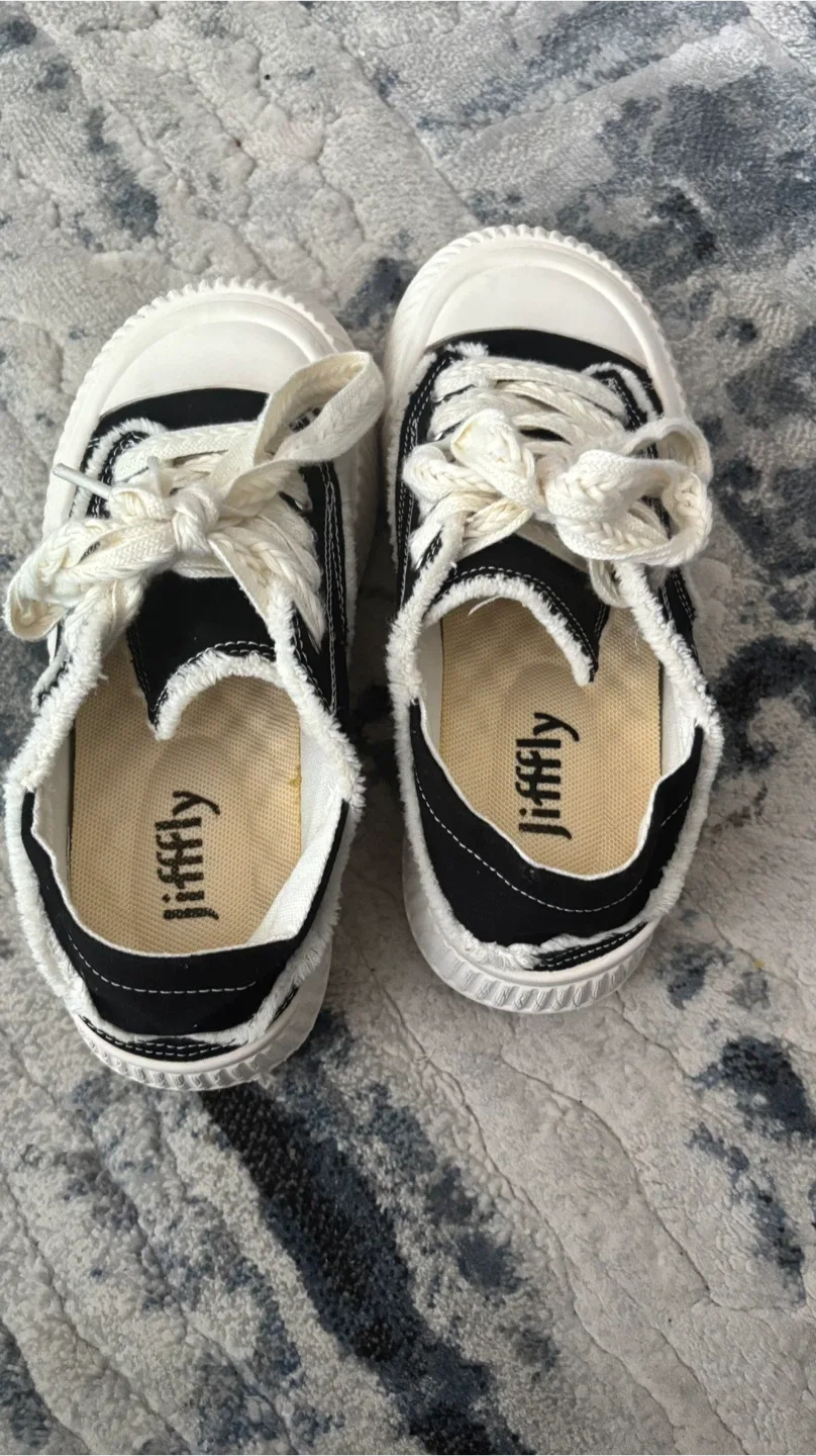 Jiffly Black & White Sneakers image indicator(2)