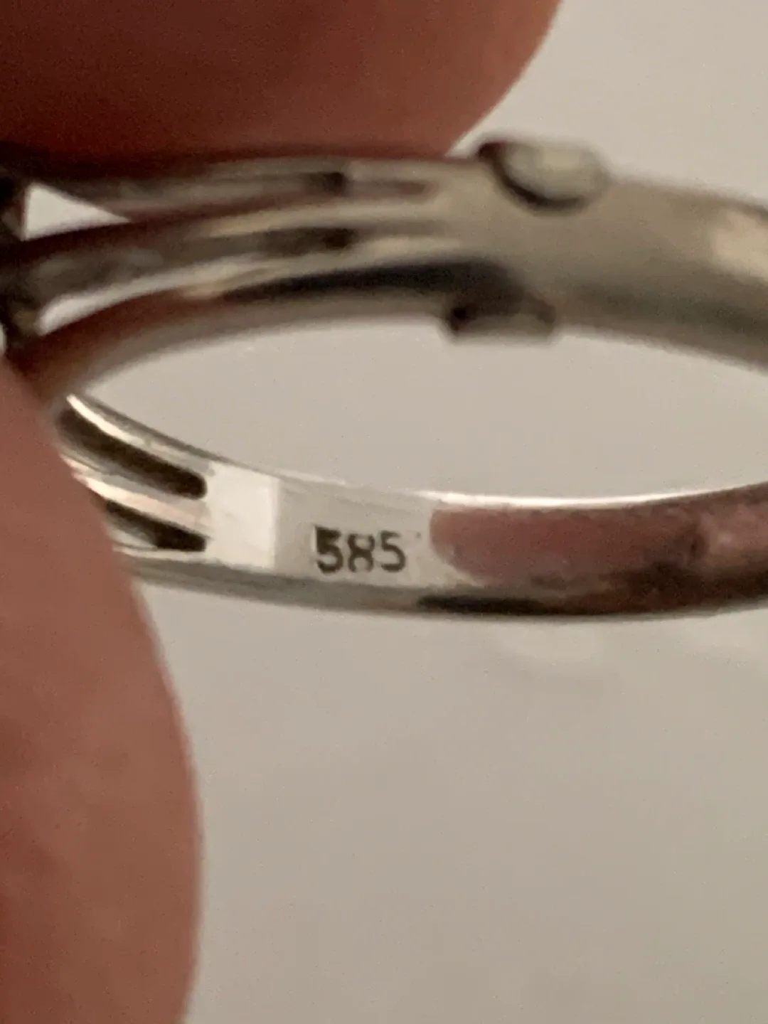 Vintage 585 Stamped White Gold Ring. image indicator(3)