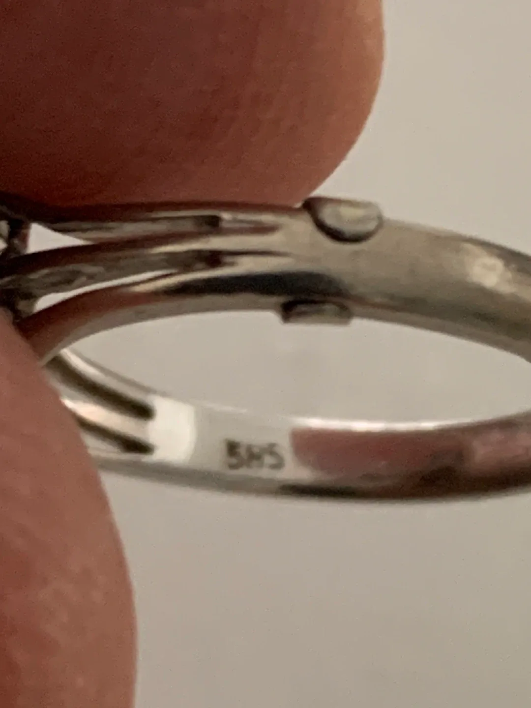 Vintage 585 Stamped White Gold Ring. image indicator(2)